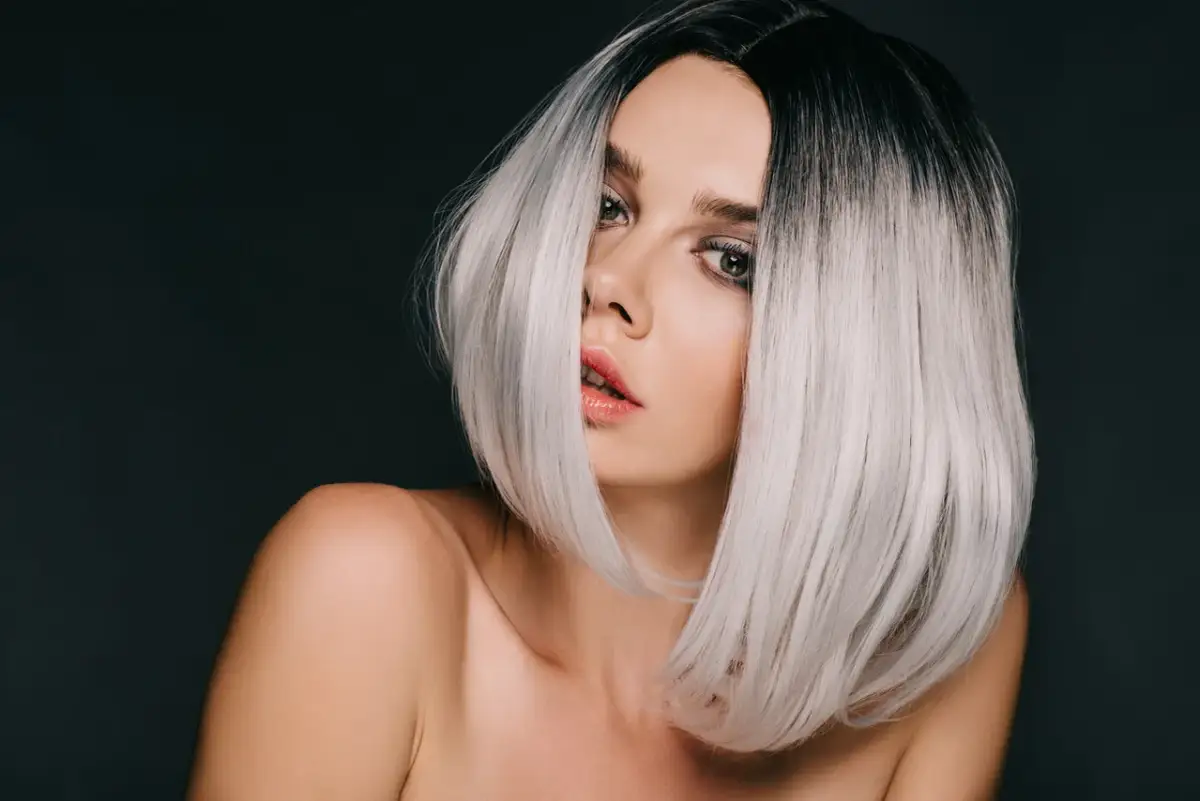Kobieta z czarnymi włosami przechodzącymi w modny ombre blond.