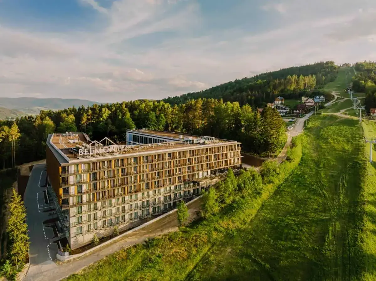 Nowoczesny hotel Belmonte w otoczeniu zieleni. Wiele pozytywnych belmonte opinie potwierdza jego urok.