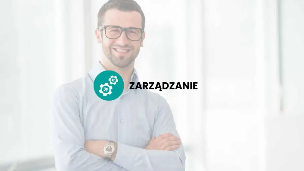 Uśmiechnięty mężczyzna w okularach, z rękami skrzyżowanymi na piersi, obok zielonego okręgu z ikonami symbolizującymi zarządzanie sukcesyjne.