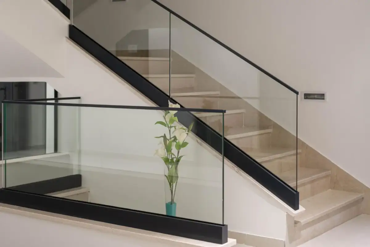 Szklane Balustrady Schodowe: Bezpieczeństwo i Elegancja w Jednym