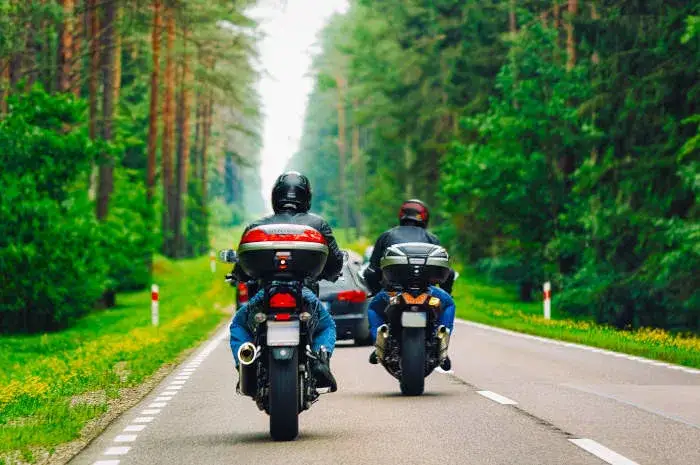 Najlepsze trasy motocyklowe w Poznaniu – odkryj emocjonujące przejażdżki