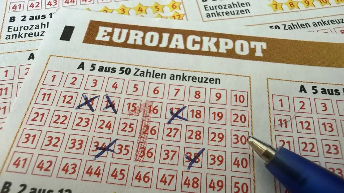 Kupon Eurojackpot z zaznaczonymi liczbami i długopisem.