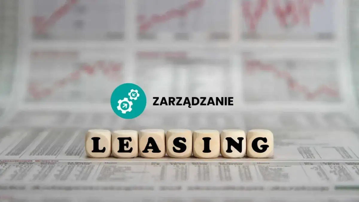 Drewniane kostki z literami tworzą napis LEASING. Obok symbol zarządzania i wykresy. To obrazuje leasing pracowniczy.
