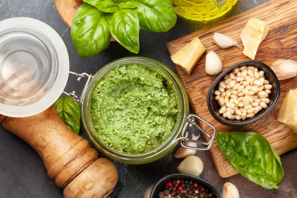 Mrożenie pesto: Jak zachować smak, kolor i aromat na rok?