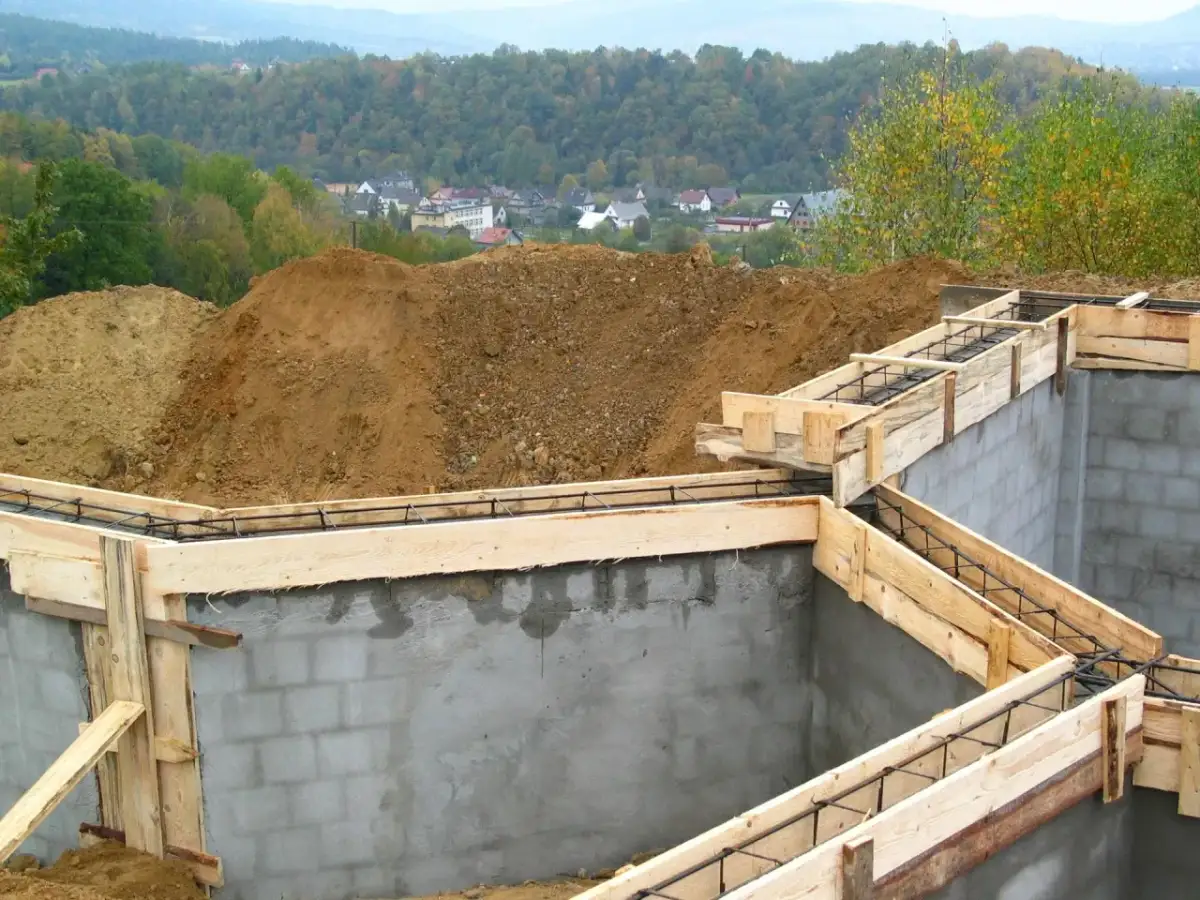 Fundamenty domu w budowie, zbrojenie i szalunki. Widać, ile jest ważne pozwolenie na budowę, by móc rozpocząć prace.