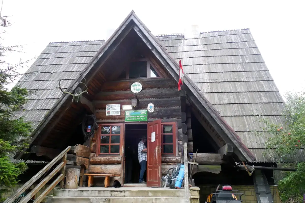 Bacówka pod Małą Rawką: Kultowy naleśnik, szlaki, noclegi. Planuj!