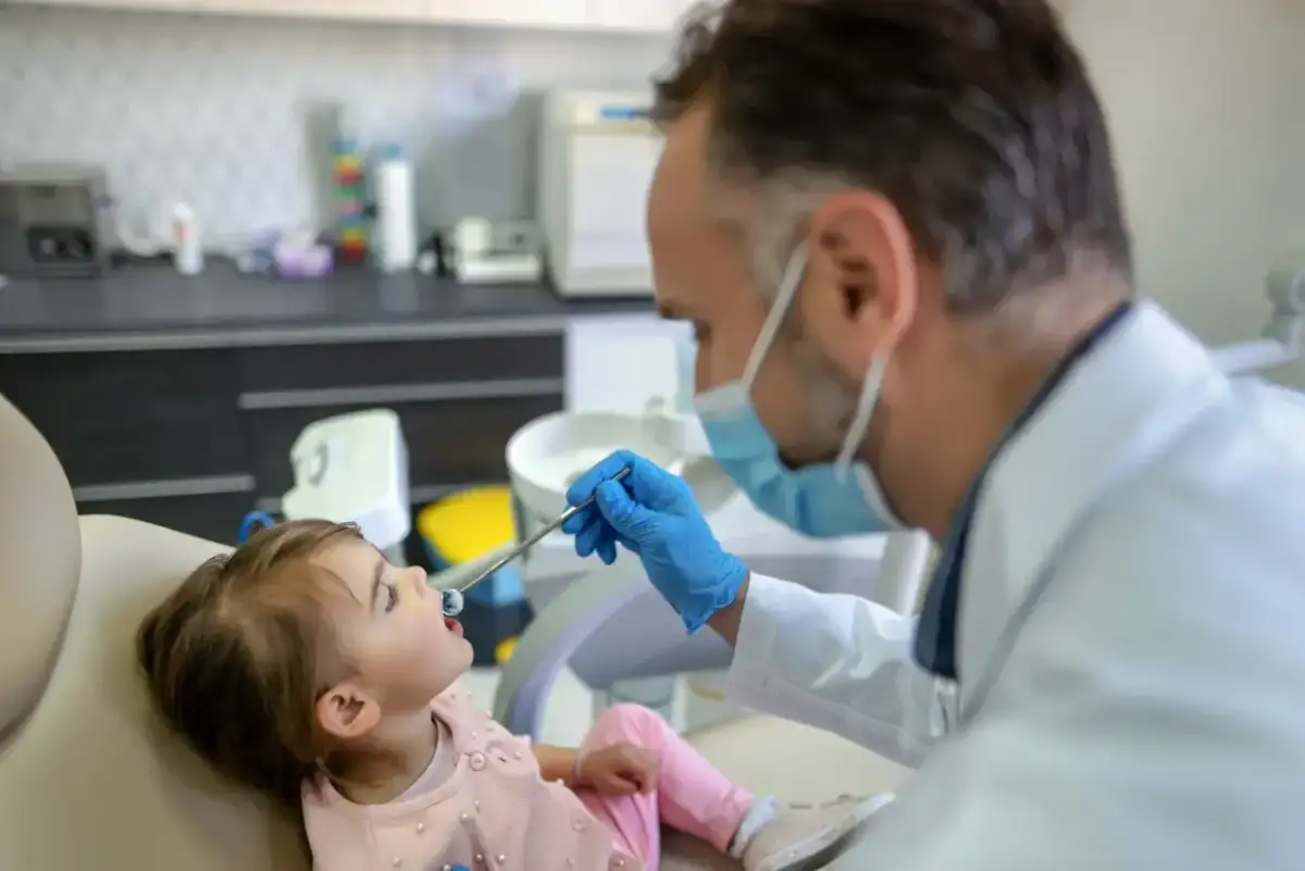 Pierwsza wizyta u dentysty: Kiedy i jak przygotować dziecko?