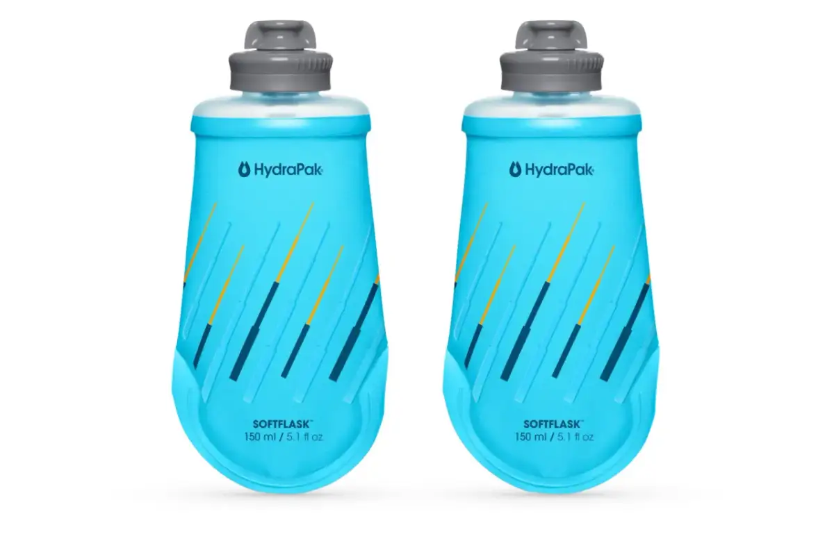 Dwie niebieskie butelki do biegania HydraPak Softflask 150 ml, idealne na długie trasy.