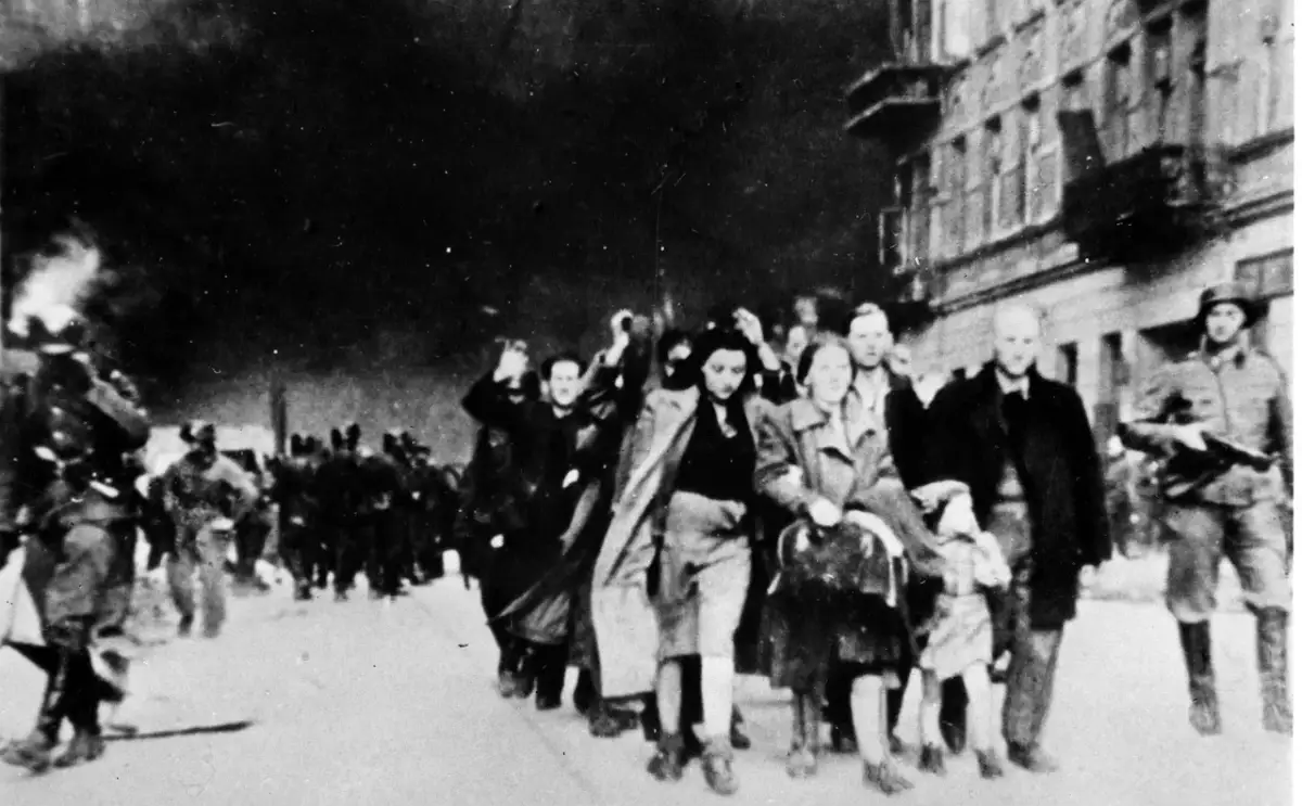 Teodozja Goliborska zdążyć przed Panem Bogiem, idąc ulicą wśród ludzi i żołnierzy.