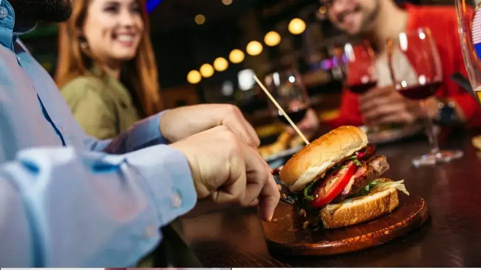 Gdzie zjeść w Gnieźnie? Odkryj najlepsze restauracje i smaki