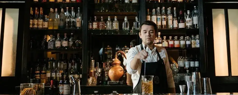 Barman co: odkryj tajniki zawodu barmana oraz firmy związane z branżą