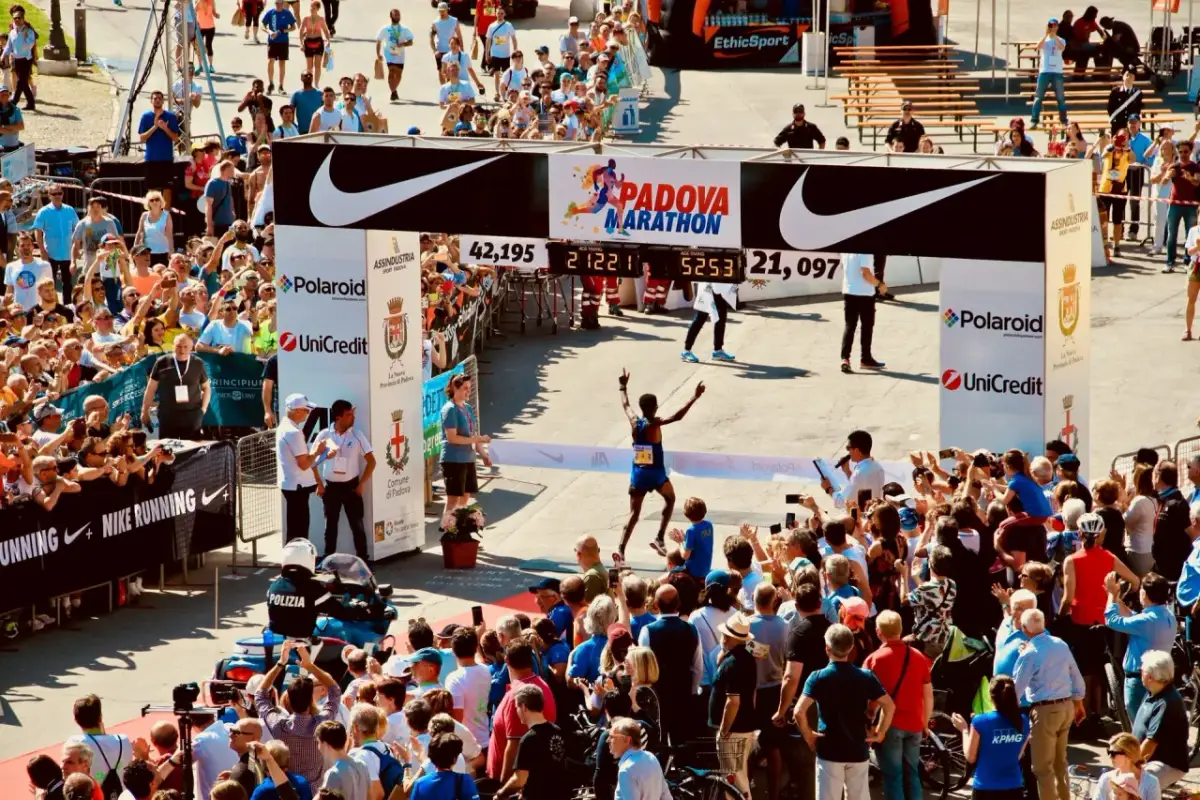 Maraton skąd nazwa? Odkryj fascynującą historię biegu maratońskiego