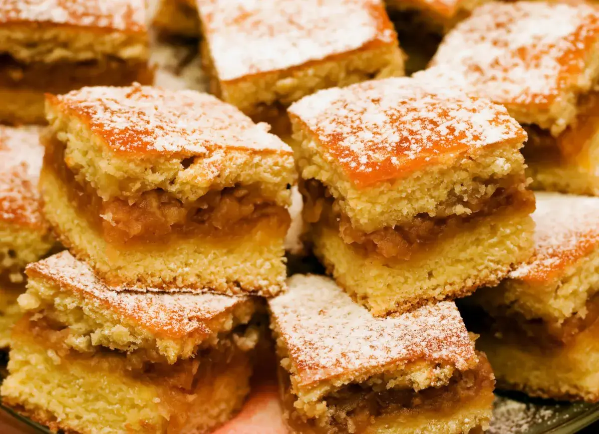 Pulchny jabłecznik z dawnych lat, posypany cukrem pudrem, kusi domowym smakiem.
