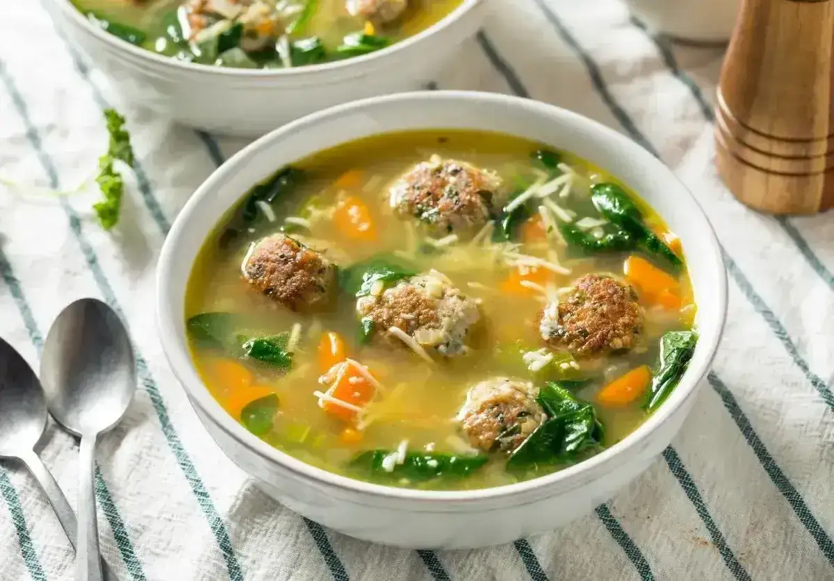 Aromaticzna zupa klopsowa babci z klopsikami, szpinakiem i marchewką. Pyszne danie, które rozgrzewa serce.
