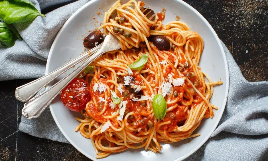 Spaghetti alla Puttanesca: Szybkie, pikantne i pełne smaku!