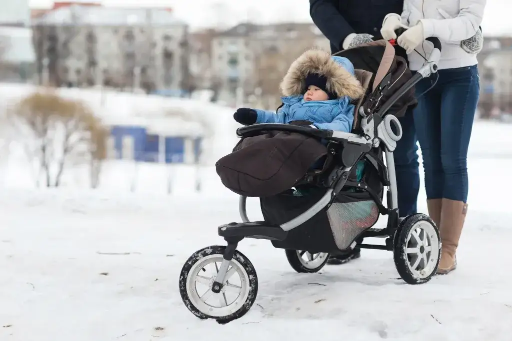 Kiedy nie wychodzić z niemowlakiem na spacer? Bezpieczeństwo i komfort dziecka