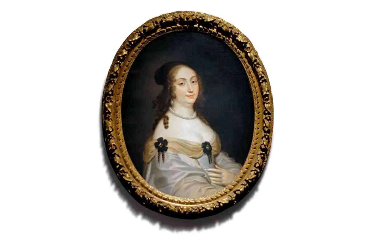 Portret damy w perłach i ozdobach, przypominającej damę z epoki, której szlacheckie imiona żeńskie brzmiały jak Izabela czy Konstancja.
