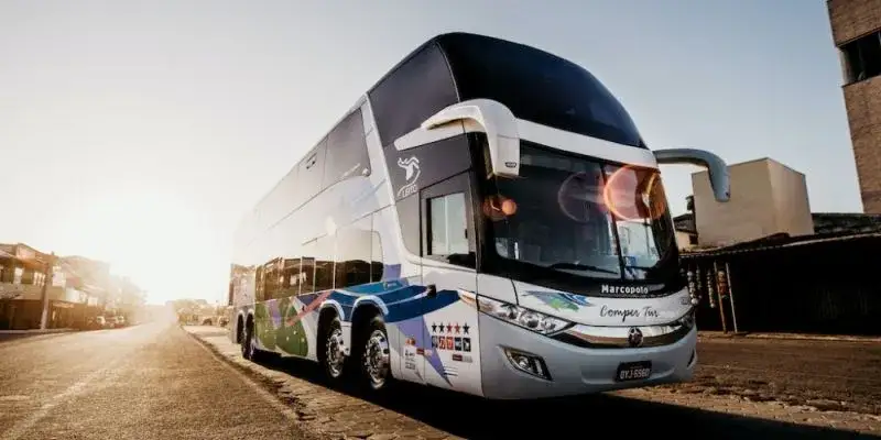 Ile za kilometr autokarem? Poznaj ukryte koszty wynajmu busa