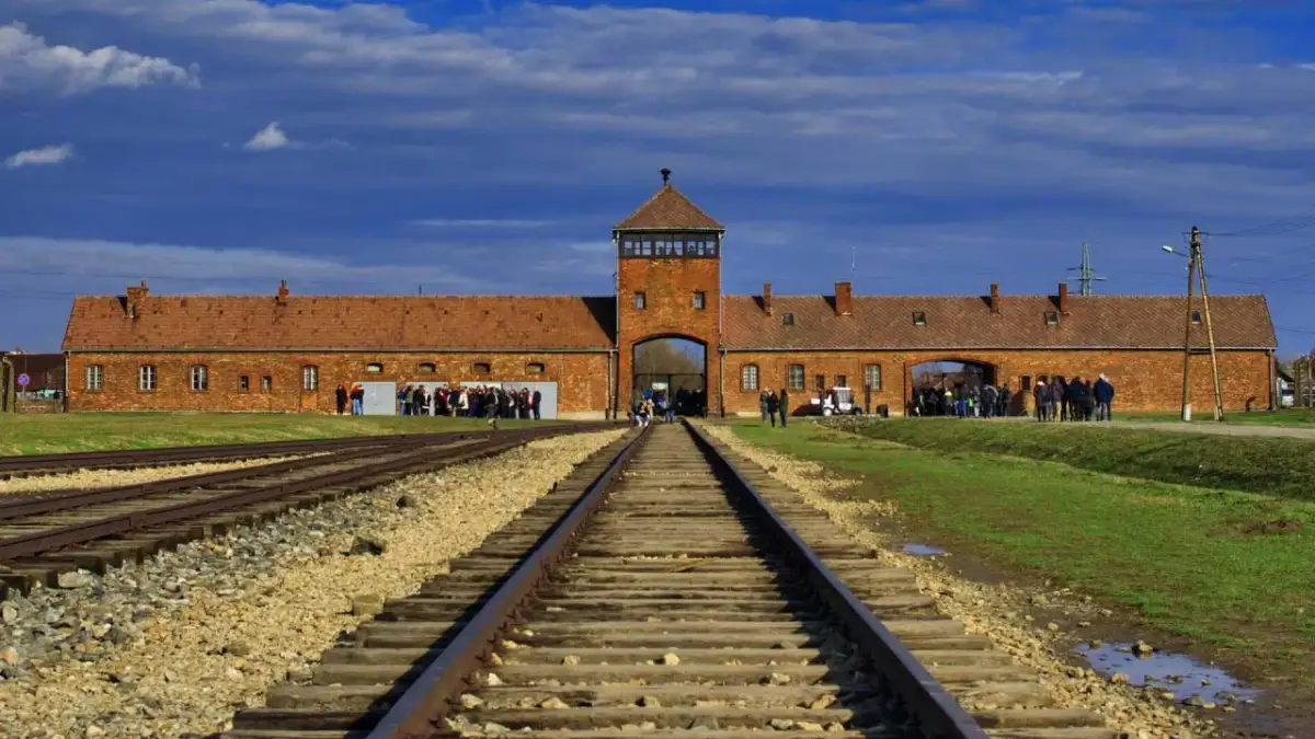 Brama obozowa Auschwitz, tory kolejowe prowadzące do niej. Informacje o auschwitz bilety cennik.