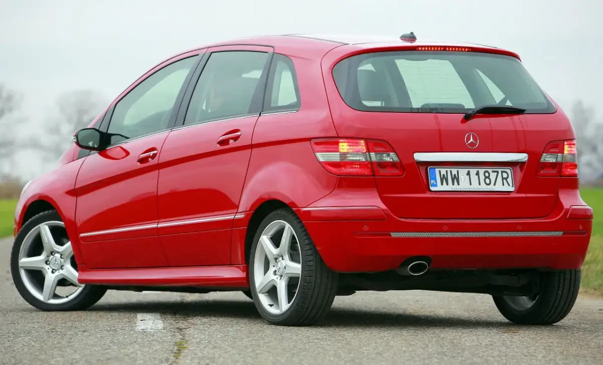 Mercedes B-Klasa benzyna - B180 czy B200? Który silnik warto wybrać?