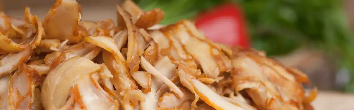 Pokrojone, soczyste mięso z kurczaka na kebab, z widocznymi przyprawami.