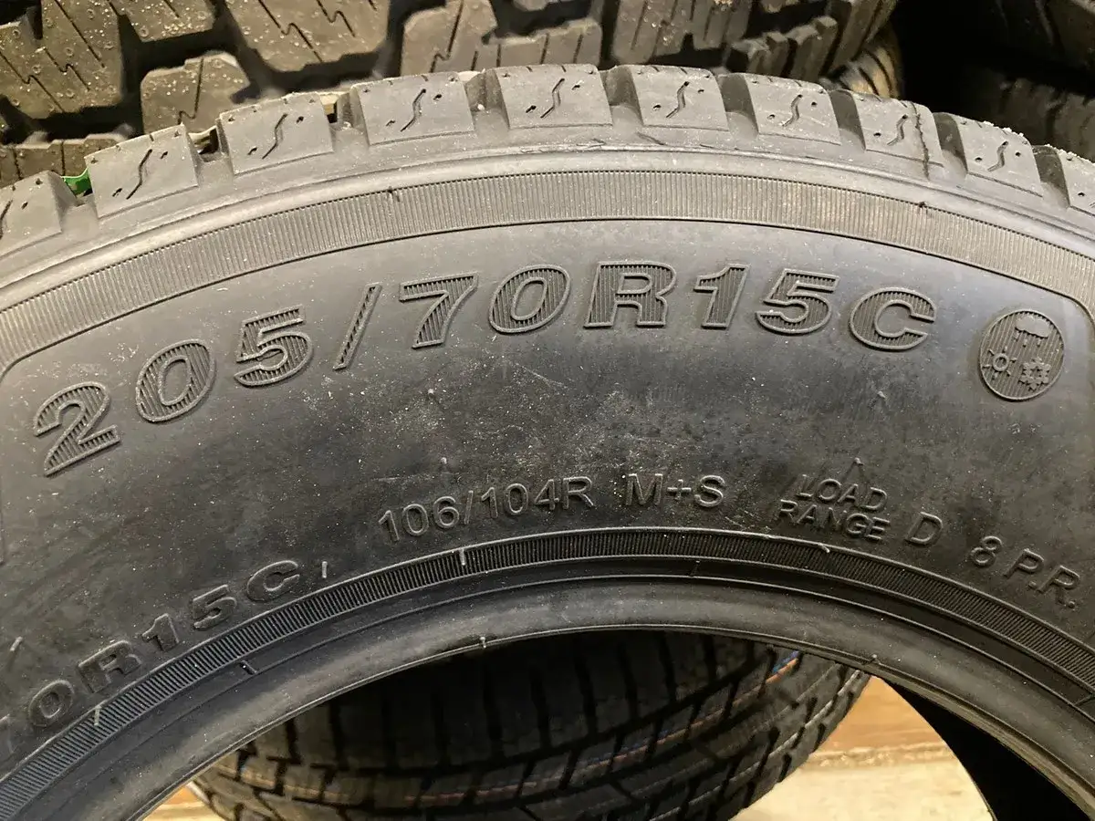 Opona z oznaczeniem 205/70R15C, idealna do pojazdów dostawczych. Widoczne parametry: 106/104R M+S, Load Range D, 8PR.