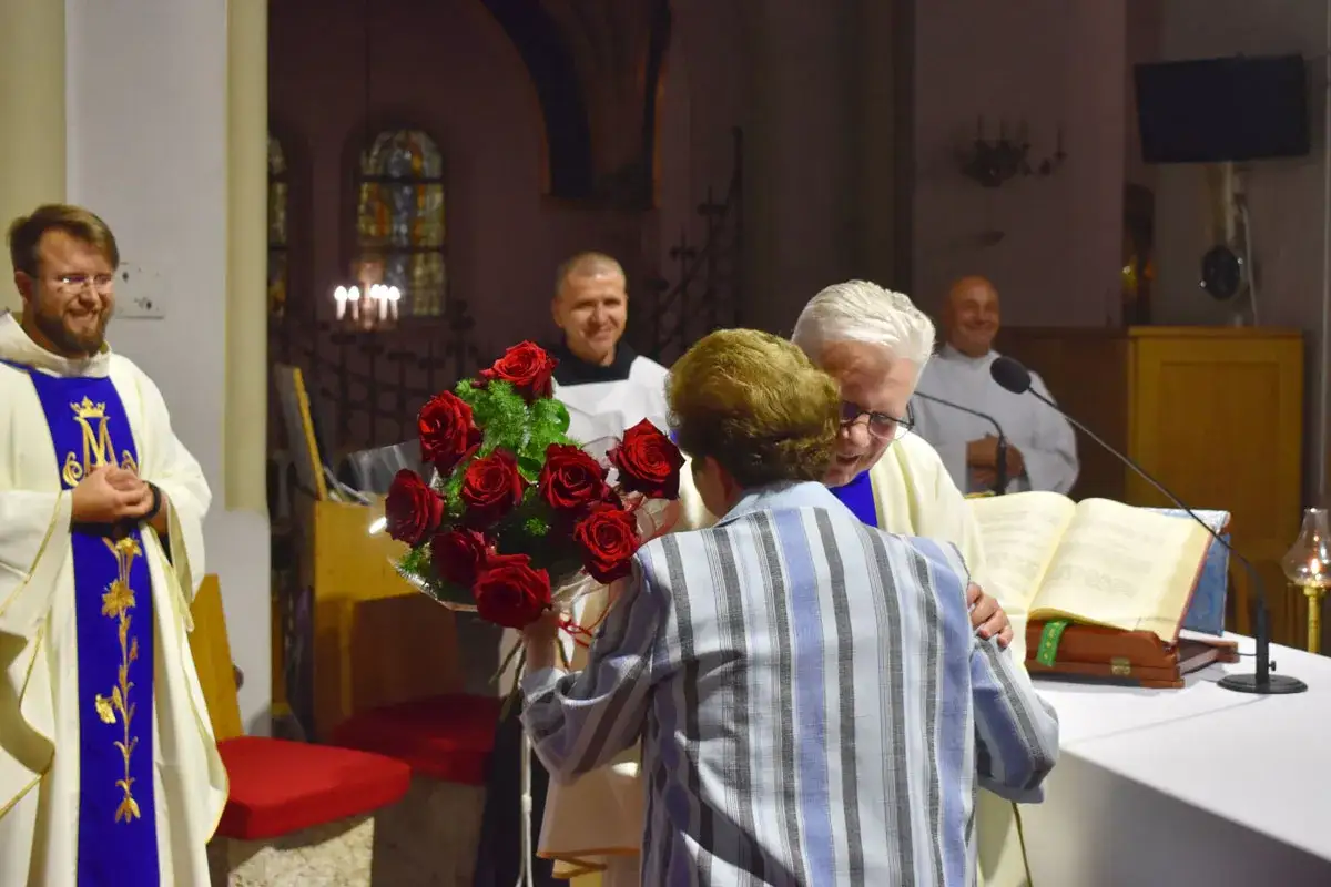 Radosław świętuje imieniny. W kościele wręczono mu bukiet czerwonych róż.