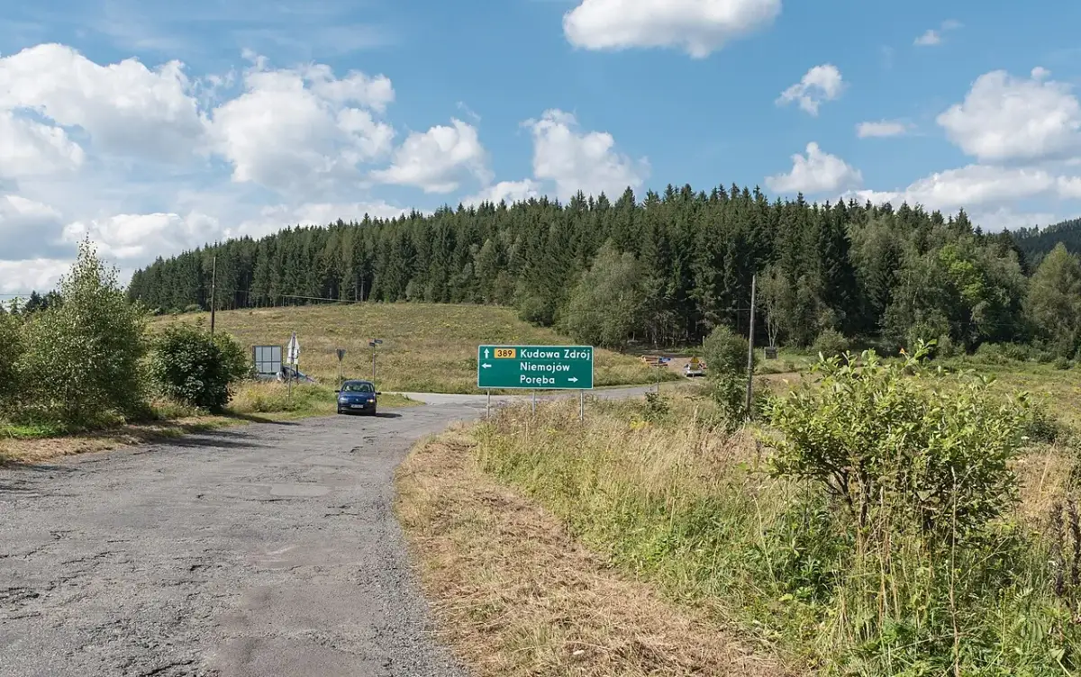 Droga DW389 z zielonym znakiem kierunkowym do Kudowy Zdroju, Niemojowa i Poręby.
