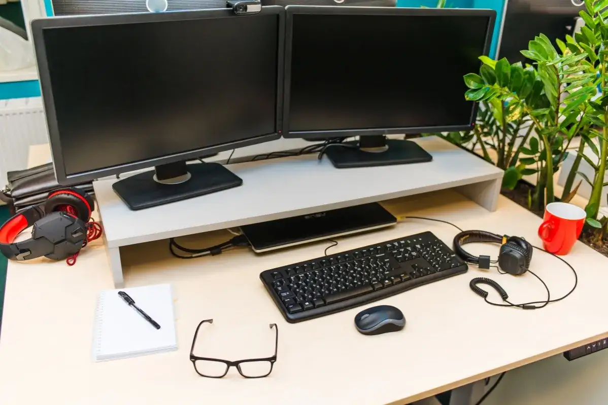 Myślę, że to świetny pomysł! Oto propozycja tytułu, która spełnia wszystkie kryteria: Dwa monitory: Zwiększ produktywność. Poradnik konfiguracji i ergonomii