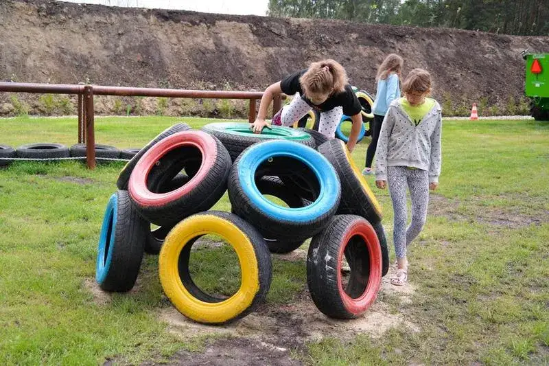 Opony na plac zabaw: Jak stworzyć bezpieczne królestwo zabawy?