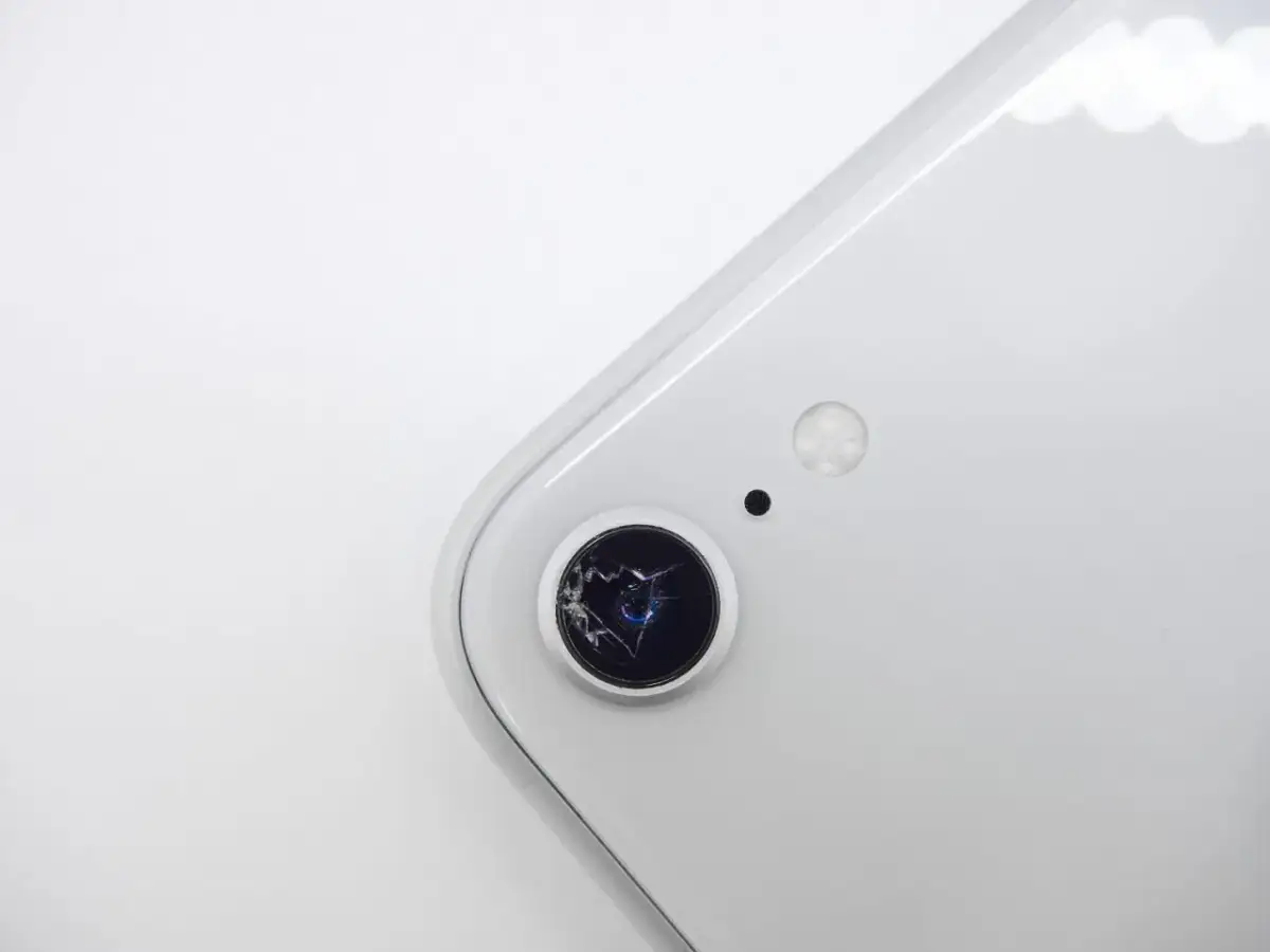 Ile kosztuje wymiana szkiełka aparatu w telefonie? Sprawdź ceny!