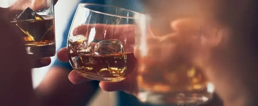 Alkohol a cukier: Od wzrostu po groźny spadek. Jak pić bezpiecznie?