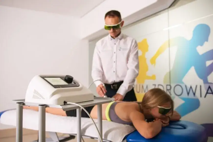 Laseroterapia w rehabilitacji: Jak światło leczy ból i regeneruje?