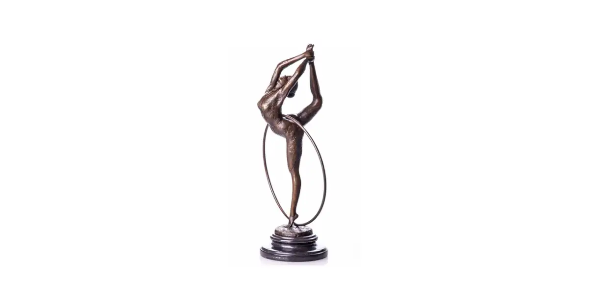 Bronzeskulptur einer Gymnastin mit Reifen auf Sockel.
