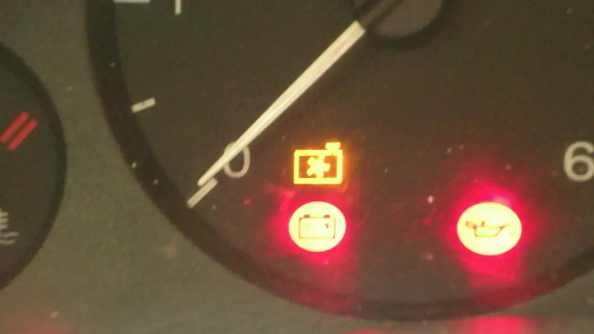 Opel Astra J deska rozdzielcza: kontrolka akumulatora i ciśnienia oleju świecą się na czerwono.