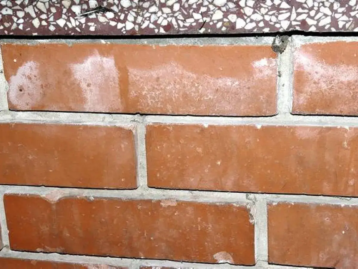 Wykwity solne na cegle klinkierowej komina. Dowiedz się, jak skutecznie usunąć wykwity solne z cegły klinkierowej na kominie.