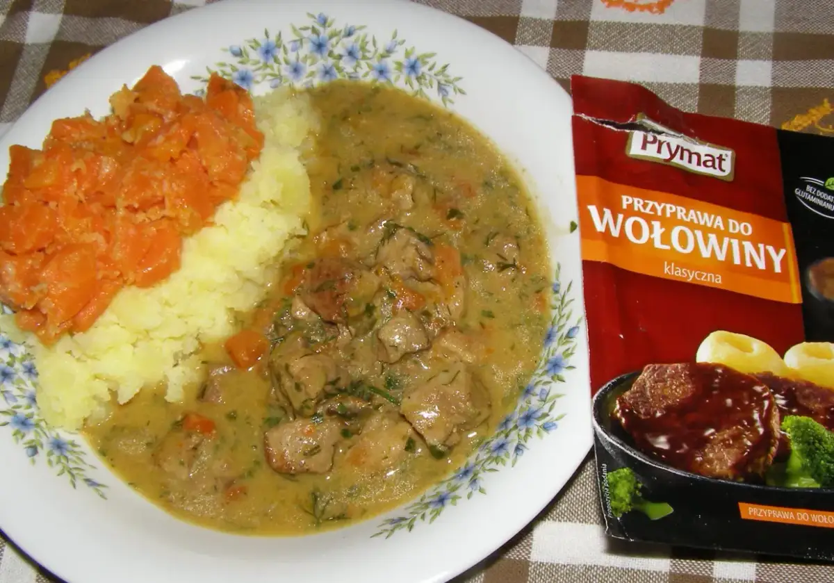 Pyszny gulasz wołowy z ziemniakami i marchewką, obok przyprawa Prymat. Czy kark wołowy nadaje się na gulasz? Tak!