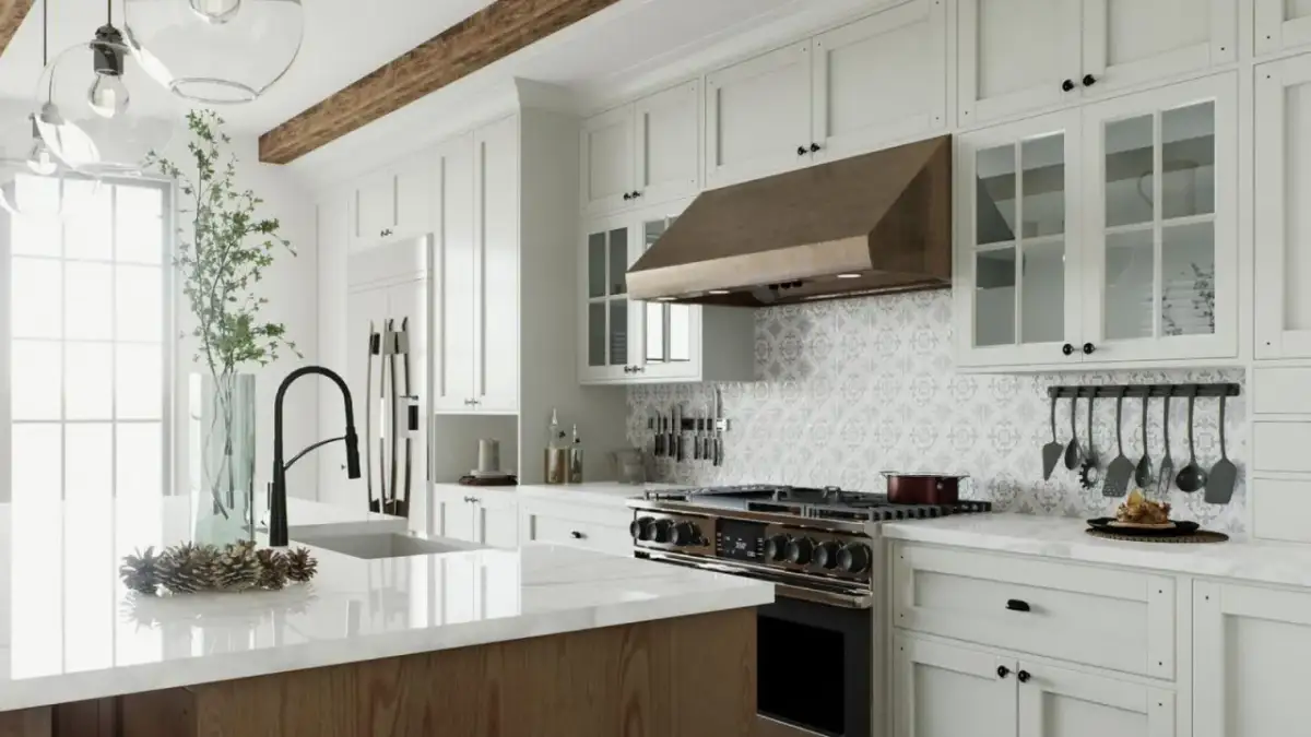 Cocinas elegantes con encimeras de mármol, campana de cobre y azulejos decorativos.