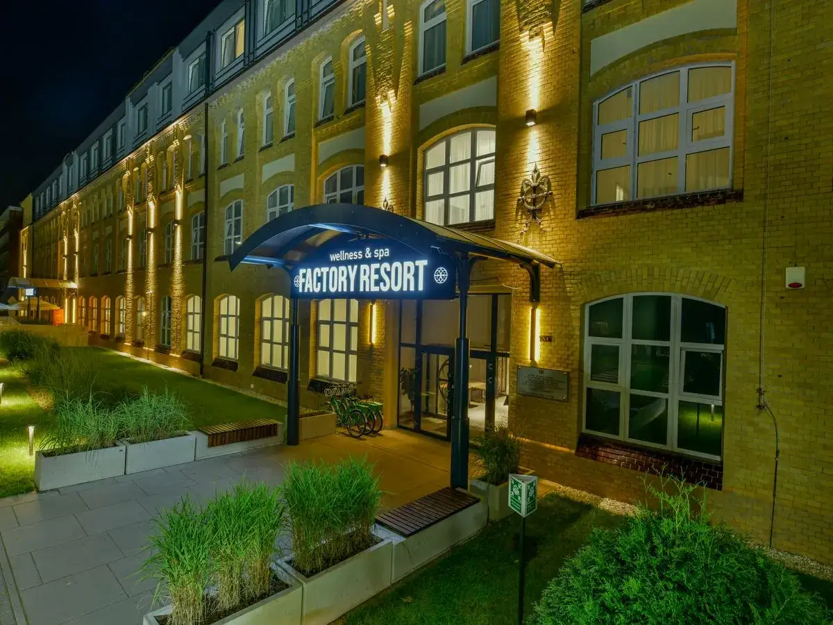 Factory Resort Wellness & Spa: nocne wejście do obiektu, iluminacja budynku, zielone tereny. Opinie o tym miejscu są zazwyczaj pozytywne.