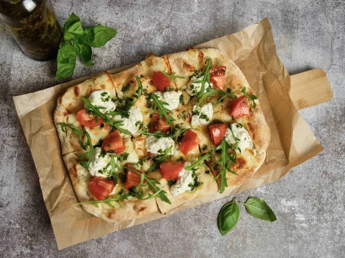 Z czym zrobić pizzę? Inspiracje od klasyki po wegańskie hity