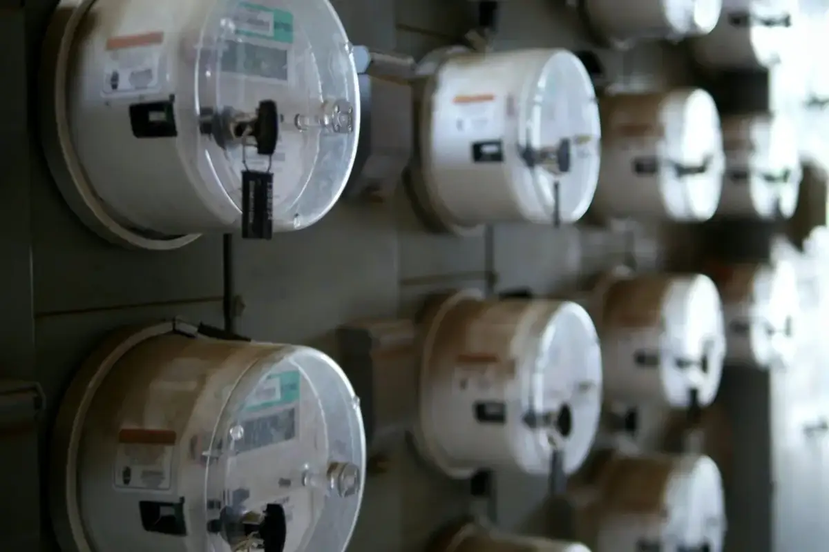 Rząd liczników energii elektrycznej, gotowych do odbioru. Protokół zdawczo odbiorczy PGE czeka na wypełnienie.