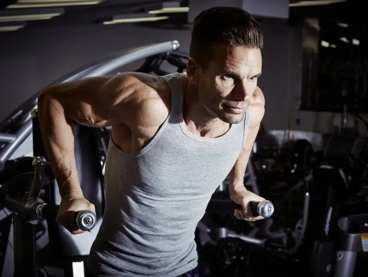 Jak ćwiczyć triceps? Zbuduj siłę i masę ramion z ekspertem!