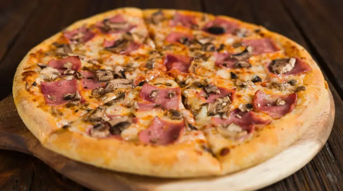 Duża pizza Domino's: 34 cm i 8 kawałków? Rozmiary i opłacalność!