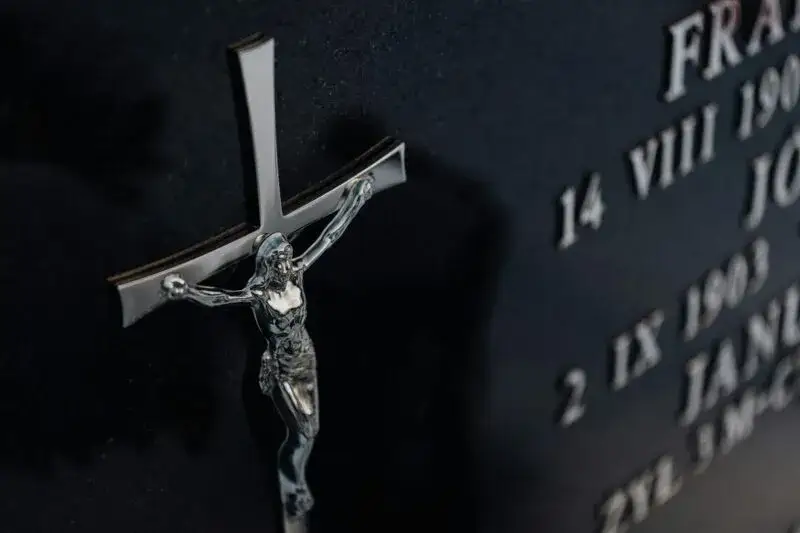 Jak sprawdzić datę pogrzebu w Lesznie i uniknąć nieporozumień