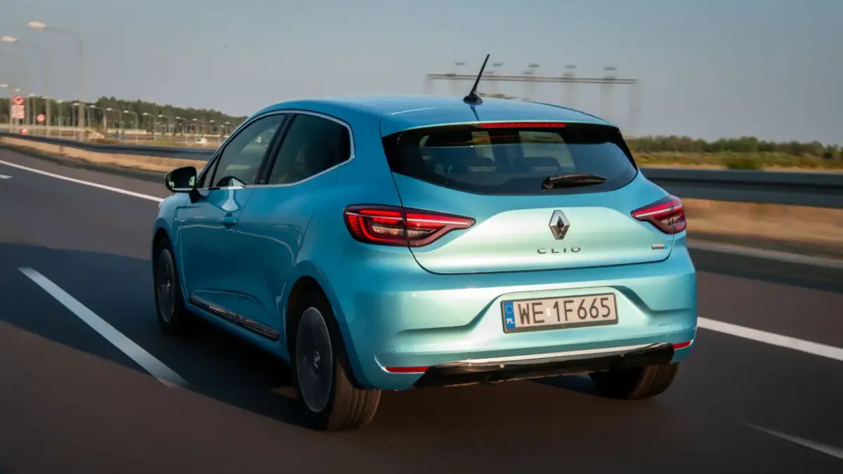 Błękitne renault clio 2024 pędzi autostradą, jego sylwetka pięknie odbija światło.