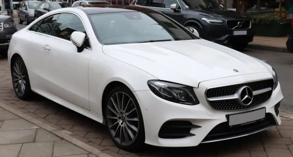 Mercedes E Klasa Coupe – wyjątkowy luksus i technologia w jednym samochodzie