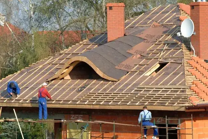 Pomocnik dekarza co robi? Odkryj obowiązki i umiejętności tej roli