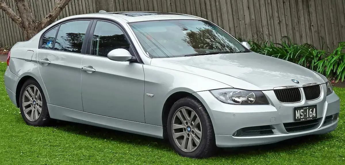 BMW E90 – szczegółowe informacje, historia, silniki i innowacje.