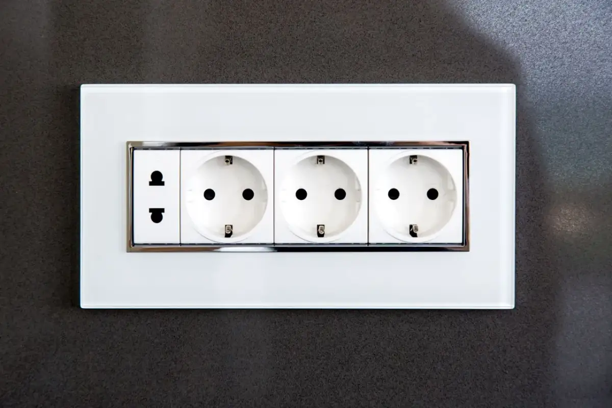Gniazdko elektryczne – budowa, rodzaje i zasady prawidłowego montażu