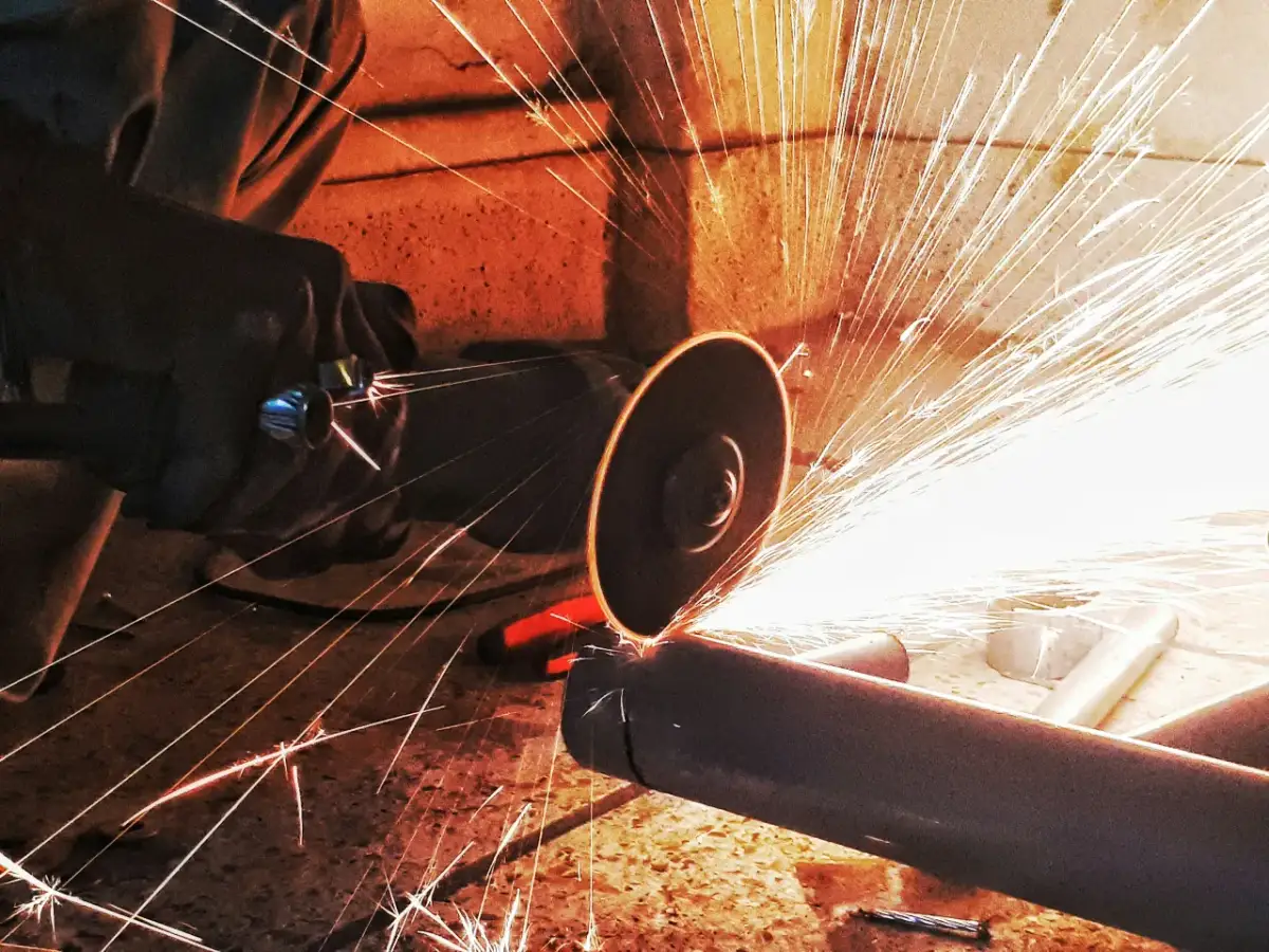 Narzędzia hydrauliczne i pneumatyczne – jak dobrać je do warunków pracy i uniknąć awarii?